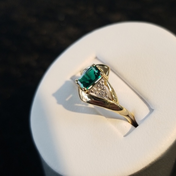 10k Emerald and diamond ring - Picture 3 of 5